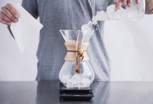 https://www.lacolombe.com/cdn/shop/files/Chemex_Cold_Brew_Steps_5_500x500.jpg?v=1614319443